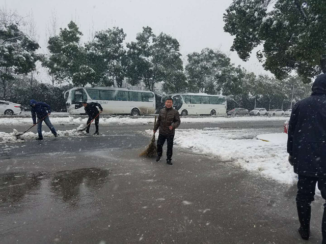 大雪中的南環(huán)人2.jpg