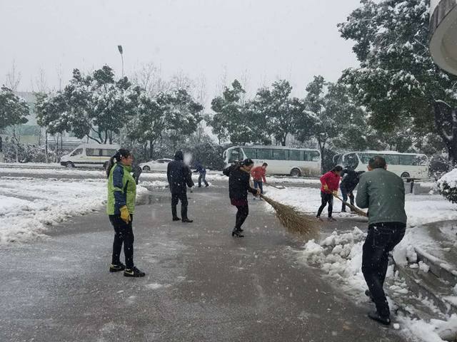 大雪中的南環(huán)人1.jpg